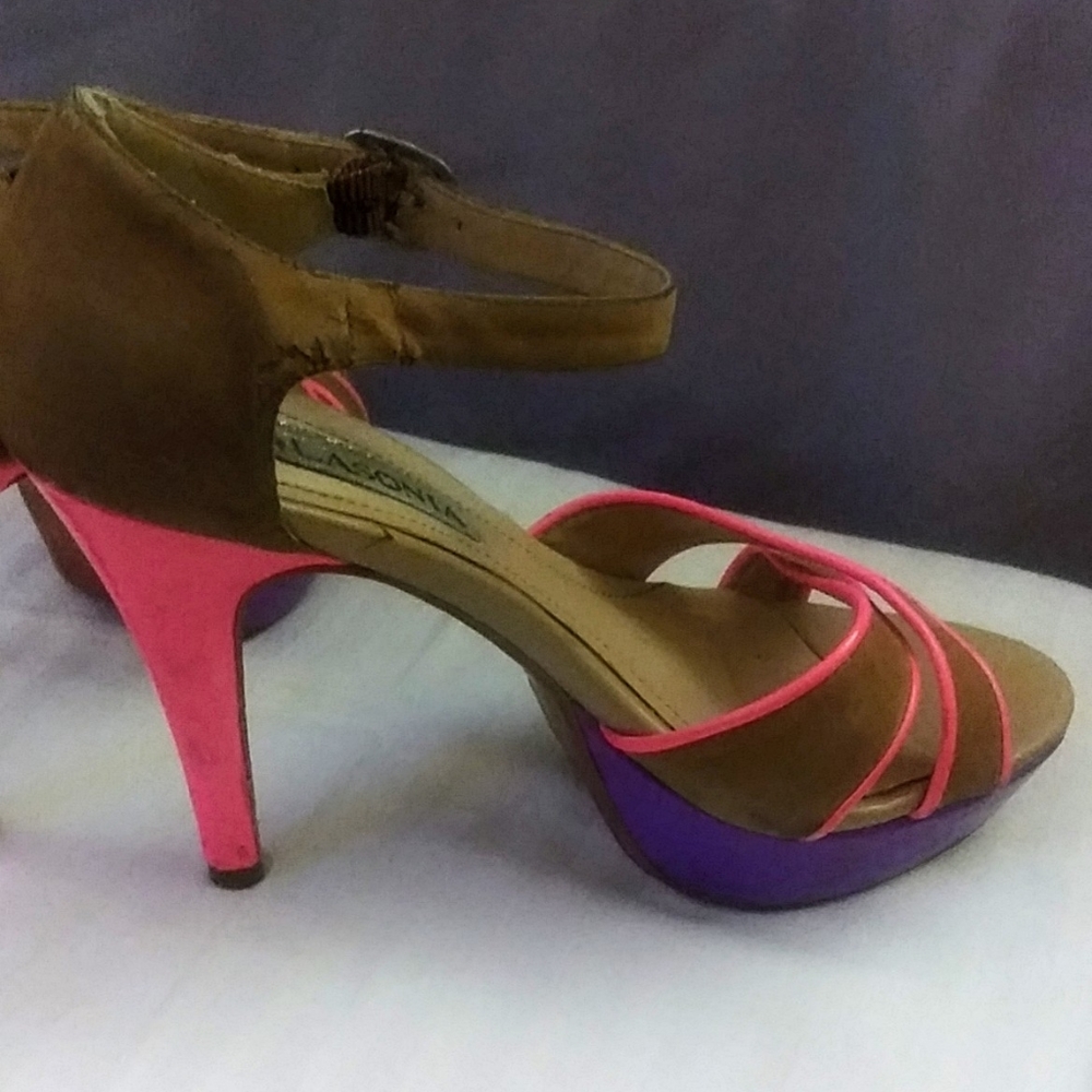 Heels - Picture 3 of 9